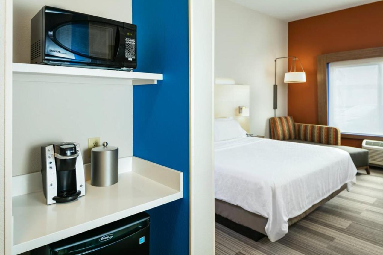 Holiday Inn Express & Suites - Medford By Ihg Экстерьер фото