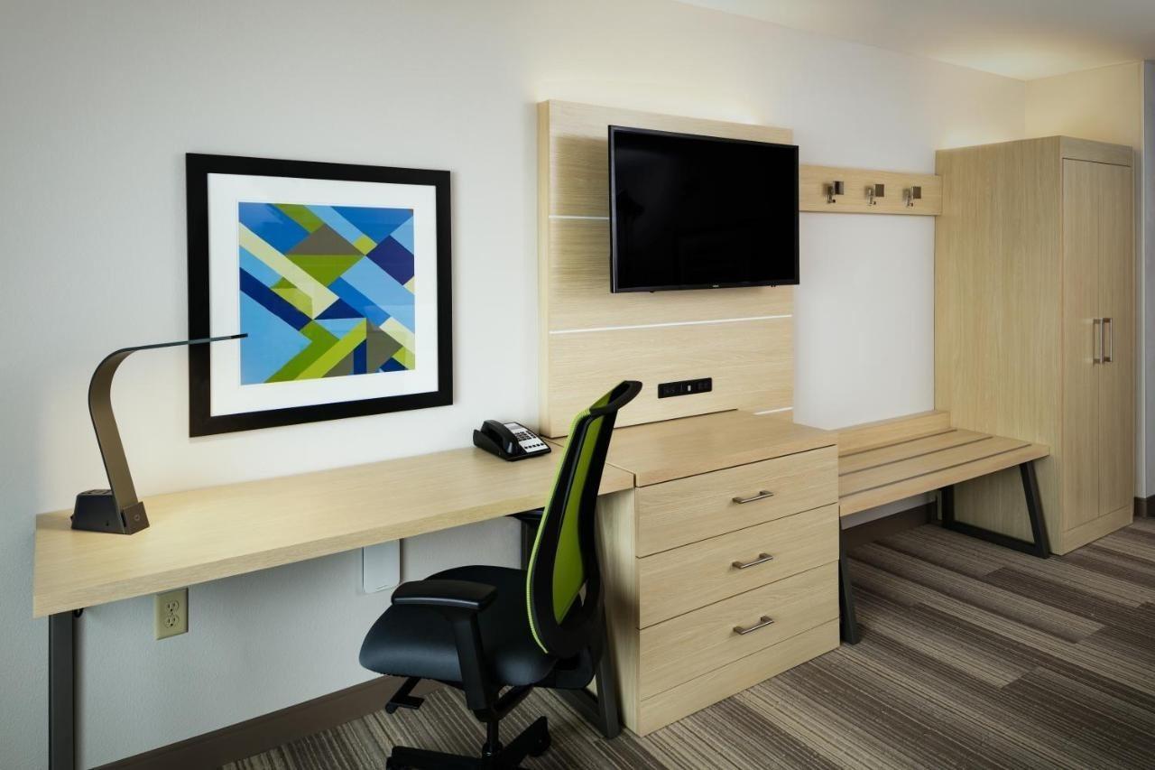 Holiday Inn Express & Suites - Medford By Ihg Экстерьер фото