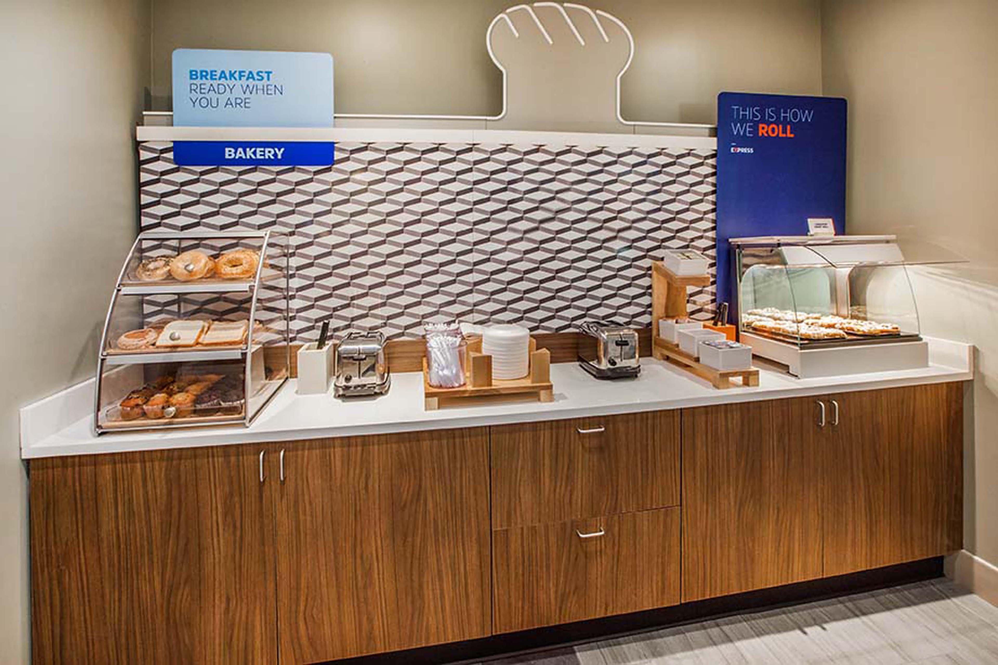 Holiday Inn Express & Suites - Medford By Ihg Экстерьер фото