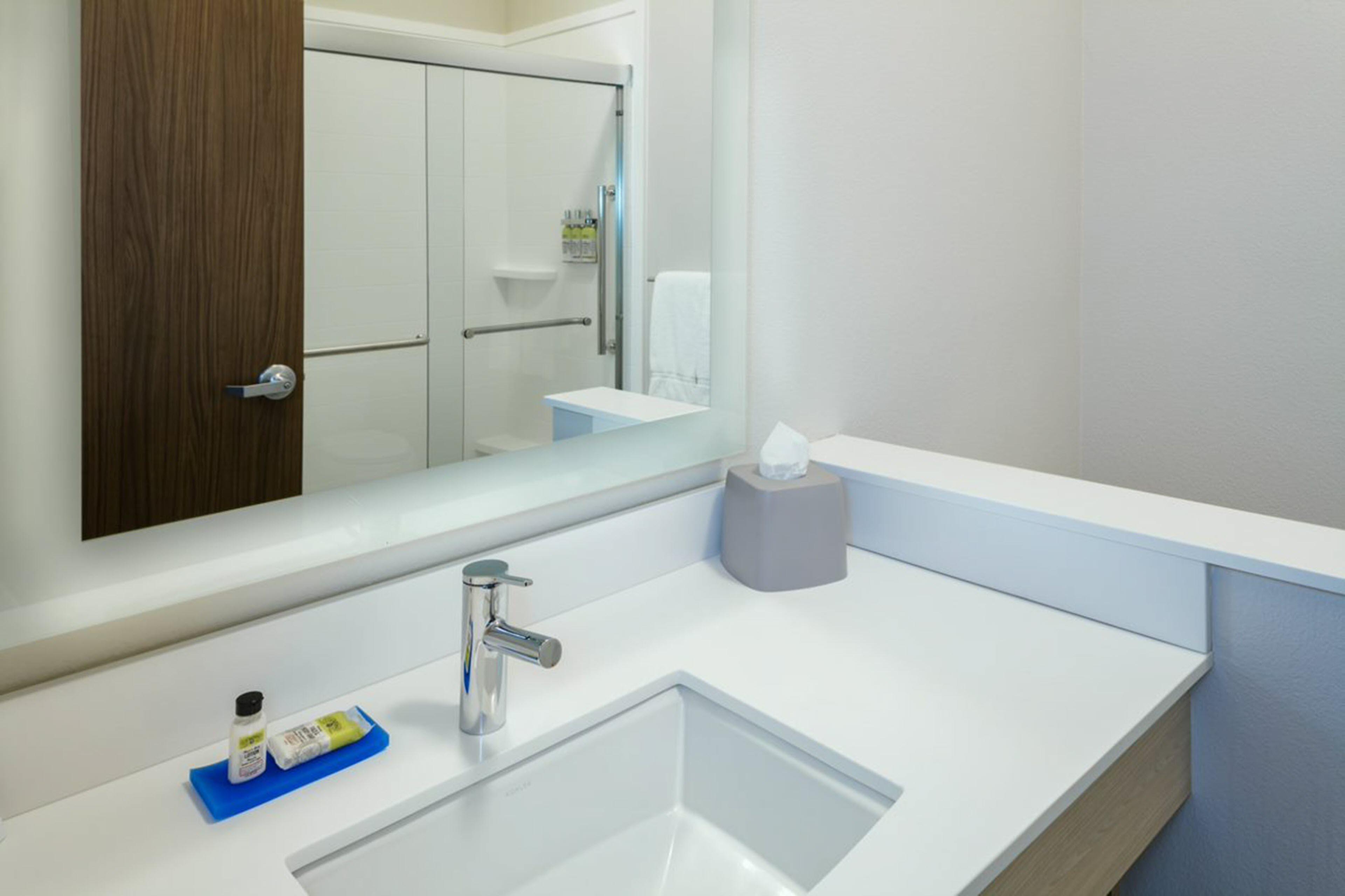 Holiday Inn Express & Suites - Medford By Ihg Экстерьер фото
