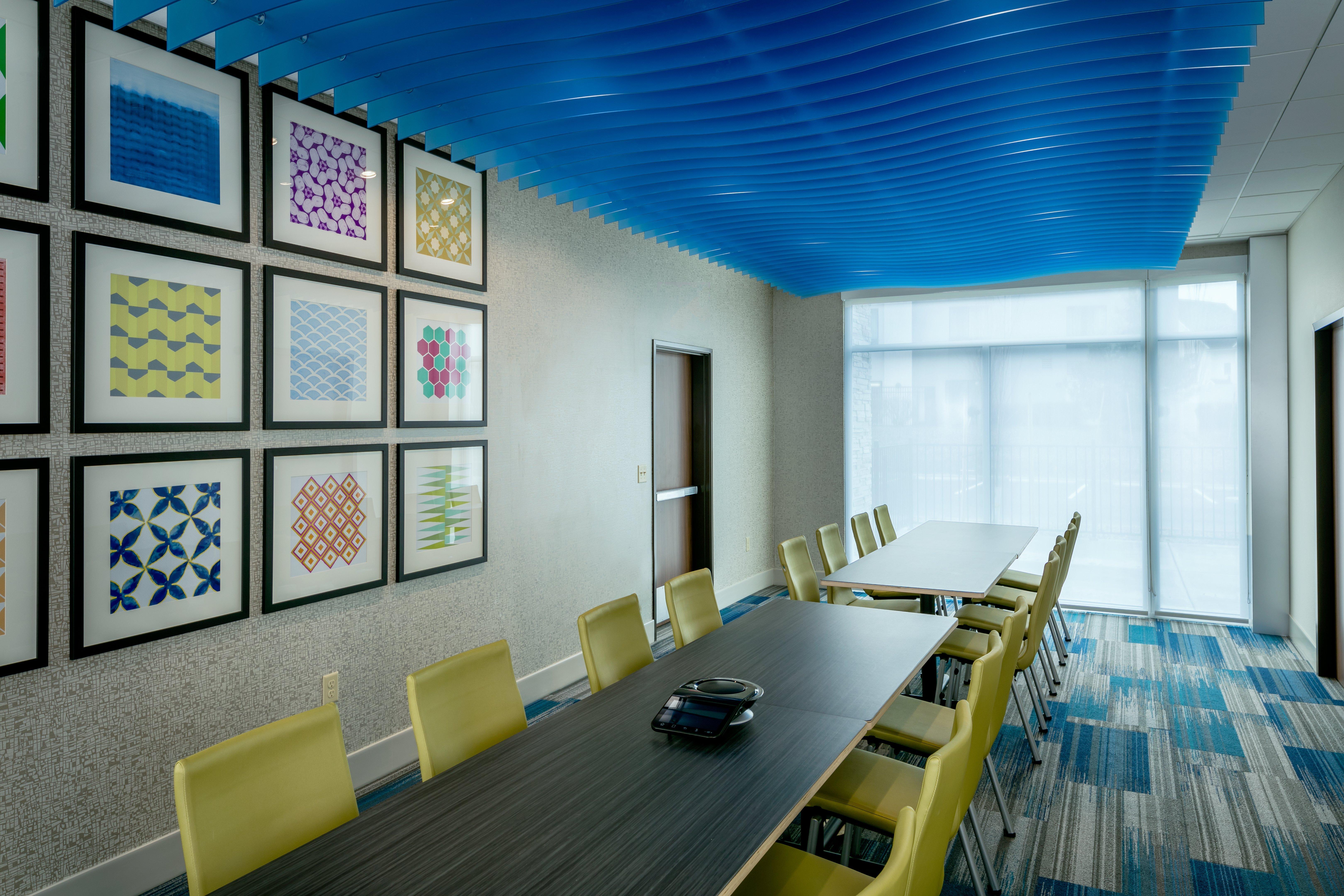 Holiday Inn Express & Suites - Medford By Ihg Экстерьер фото