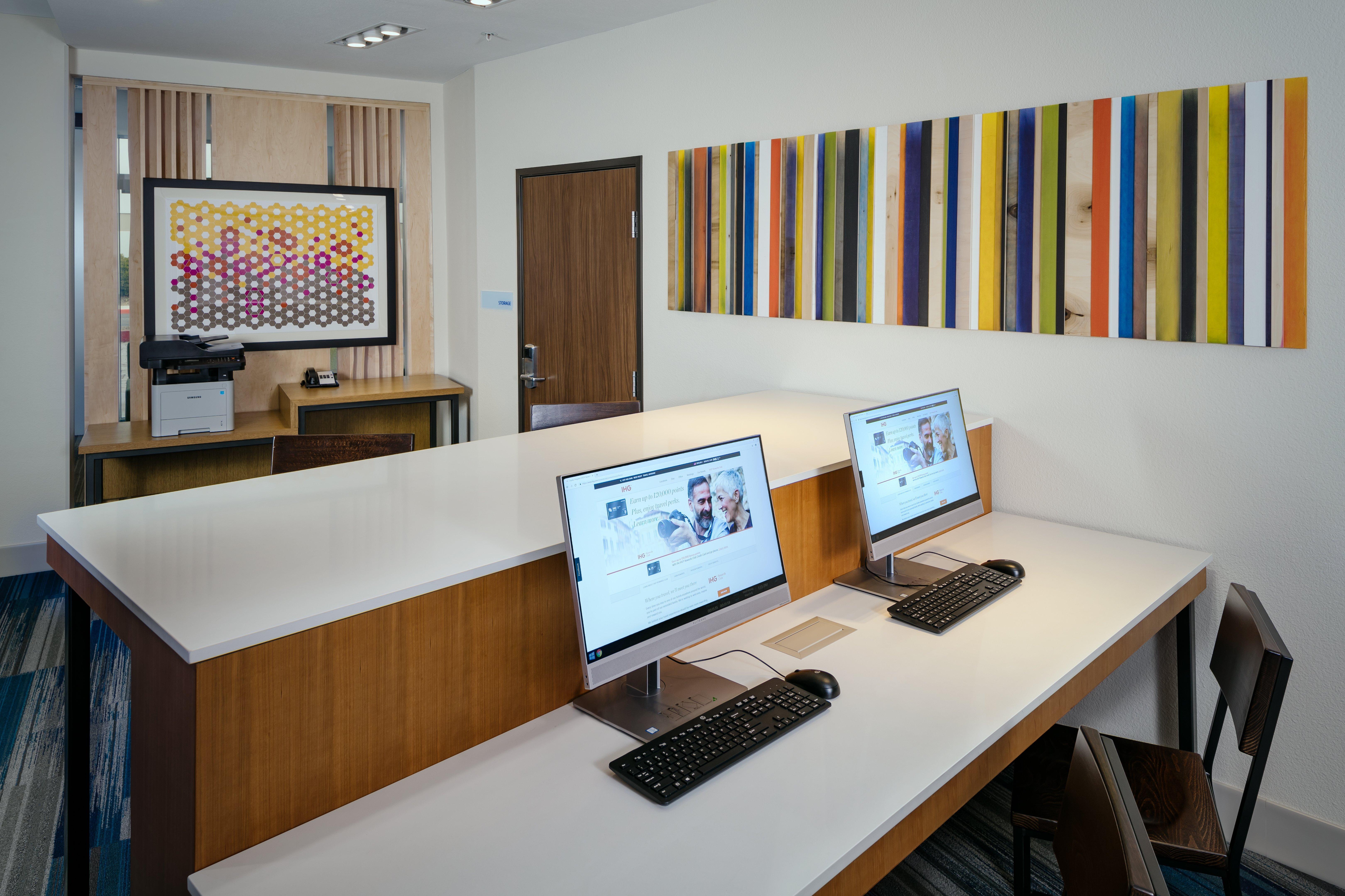 Holiday Inn Express & Suites - Medford By Ihg Экстерьер фото